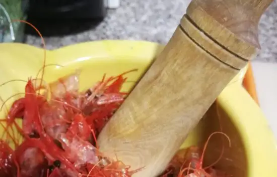 smashing prawn heads skins for pasta paella stock